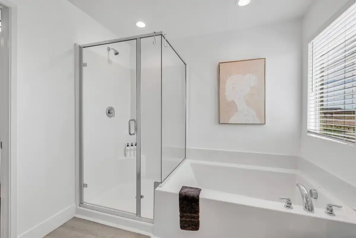 The Clubhouse in Coachella - Full bathroom 4 image 1